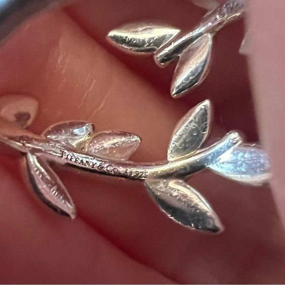 Tiffany & Co. Paloma Picasso®
Olive Leaf Bypass Ring Sterling Silver - Picture 7 of 8